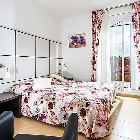 Vienna Hotel 3*